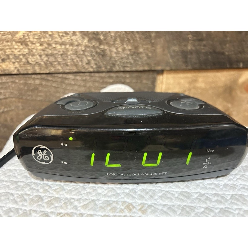 GE AM FM Clock Radio Alarm Digital Clock Model 7-4837C Nightstand Desk Morning